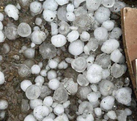 Vremea rea provoacă haos în România: grindină cât un bulgăre de zăpadă