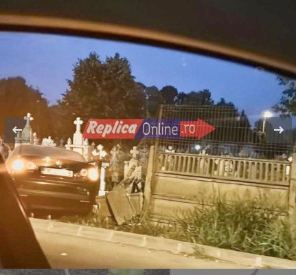 Accident rutier la ieșire din Eforie Nord: o mașină a rupt gardul cimitirului și a intrat peste morminte! Video