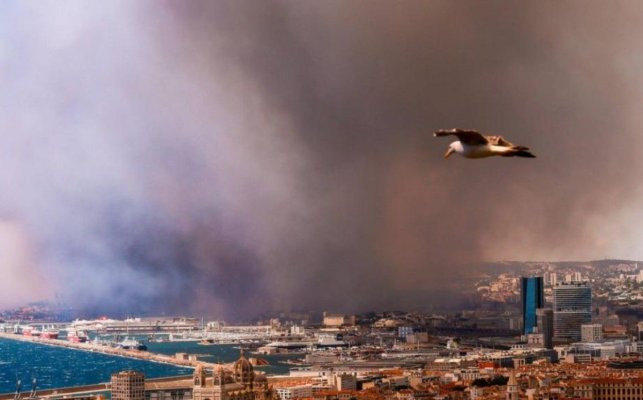 Atenționare de călătorie pentru Franța: Incendiu de proporţii cu propagare rapidă, la Marsilia