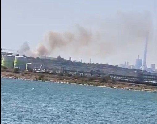 Vegetație uscată în flăcări la intrarea în Constanța dinspre Agigea. Pompierii intervin pentru stingere. Video