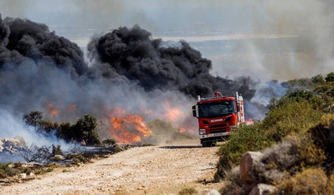 Incendiu masiv de vegetație în Cipru. Sute de persoane evacuate, doi morți 