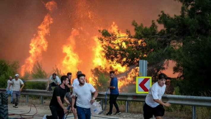 Sezonul turistic e amenințat de incendii în Turcia. Focul pârjolește de două zile regiuni din Antalya