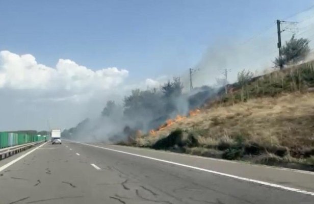 Atenție, șoferi! Trafic deviat, pe Autostrada A2, din cauza unui incendiu