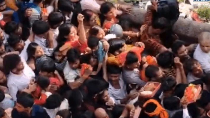 Tragedie într-un templu din India: șase morți după o busculadă provocată de un cablu electric rupt
