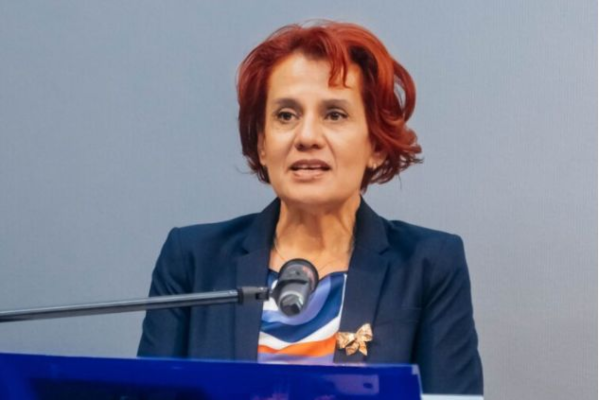 Angajații lui Bolojan susțin că purtătoarea de cuvânt a Guvernului foloseşte mașinile alocate altor departamente