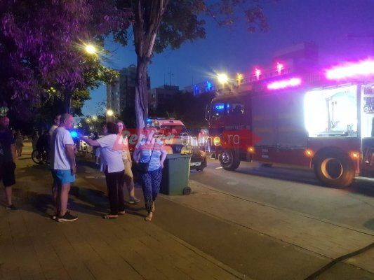 Incendiu pe bulevardul 1 Mai. Proprietarul scos cu forța din casă și dus la ambulanță! Video