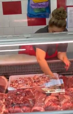 O vânzătoare de la Macelăria lui Soare își ”spală” unghiile false de ”2 metri” cu carnea tocată. Video