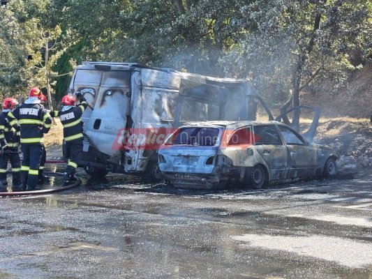 Pompierii alertați. Două mașini au luat foc în parcarea de la Plaja Modern. O persoană a ajuns la spital cu arsuri. Video