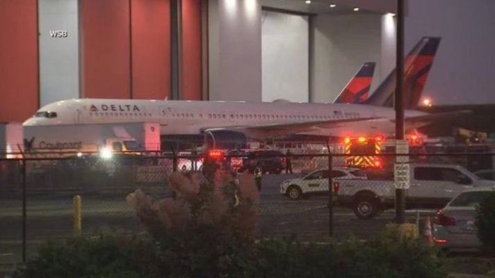 Clipe de coșmar la bordul unui avion Delta Air Lines - Motorul a luat foc la decolare