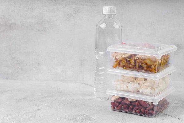 Codul secret din două litere care îți spune cât de toxice sunt recipientele de plastic folosite pentru mâncare