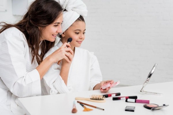 Produsele cosmetice pentru adulți, pericol grav pentru copii. Ce spun specialiștii