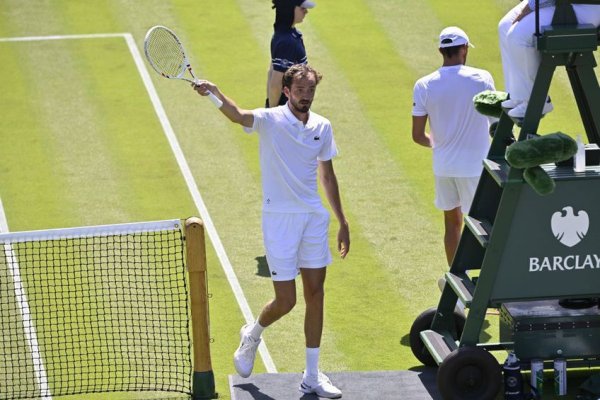 Tsitsipas, Medvedev și Ostapenko, OUT din primul tur la Wimbledon
