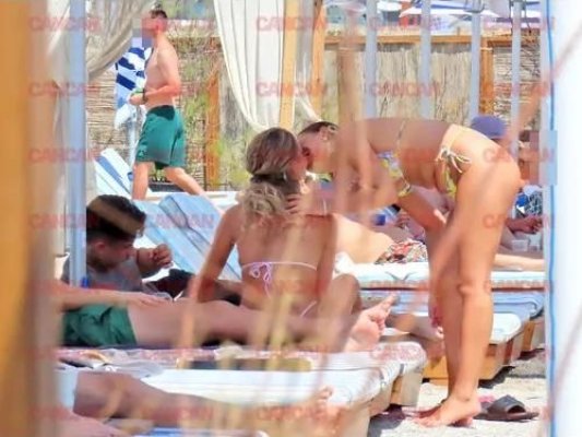 Show erotic la mare! Iubita lui MGK şi partenera fiului lui Vali Vijelie, surprinse în timp ce se sărutau pasional 