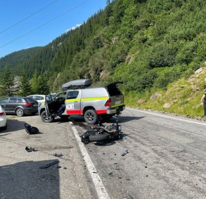 Motociclist accidentat grav pe Transfăgărăşan – A fost preluat de un elicopter SMURD, inconştient şi intubat 