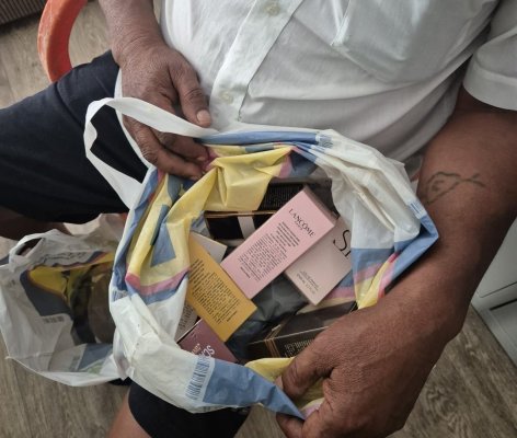 Un vânzător ambulant a fost prins de jandarmi în timp ce vindea, în fața unui hotel în Eforie Nord, parfumuri fake