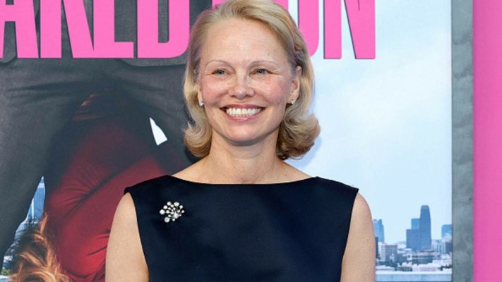 Pamela Anderson a strălucit la premiera „The Naked Gun” din New York. Ce ținută a purtat pe covorul roșu