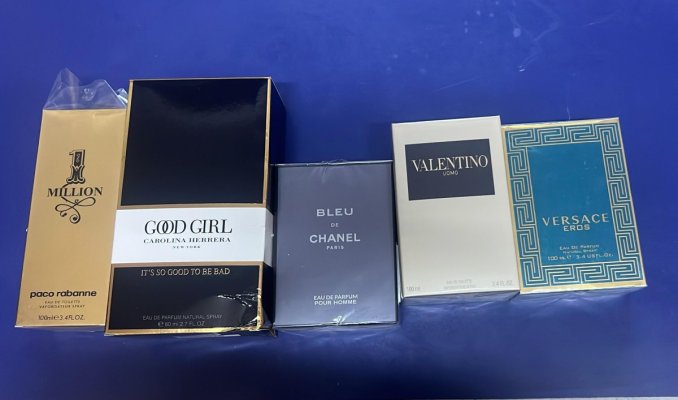 Un bărbat, de 22 de ani, din Prahova, prins vânzând parfumuri fake, în parcarea unui mall