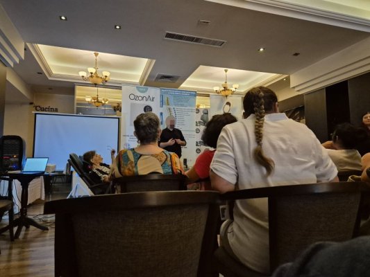 Cum să profiți de naivitatea bătrânilor cu zâmbetul pe buze cu o pelerină magică de 18.000 de lei! Video