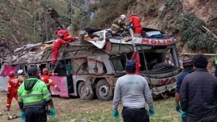 Cel puţin 18 persoane au murit după ce un autobuz a căzut într-o prăpastie de 50 de metri