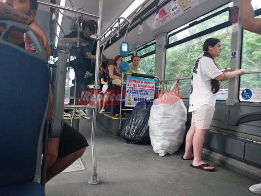 ”Culegătorii” de PET-uri își transportă ”recolta” cu mijloacele de transport în comun, deși este interzis. Video 