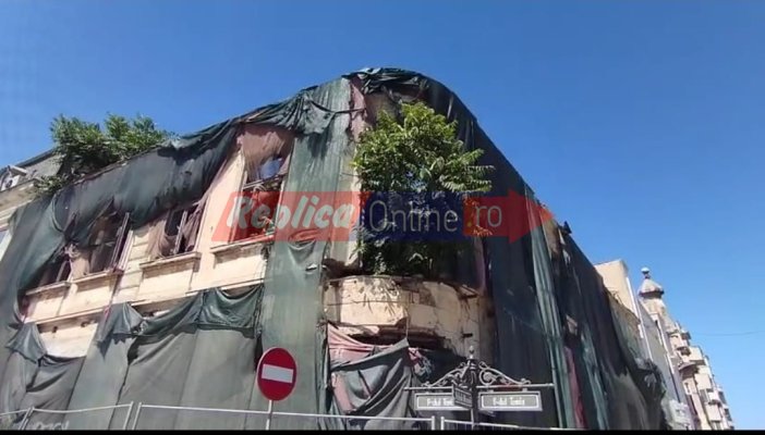Fațadele din centrul istoric al Constanței se prăbușesc peste turiști și gură cască. Video 