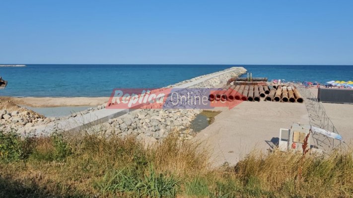 Turiștii veniți pe litoral, pot urmări, direct de pe cearceaf, lucrările de înnisipare de la Costinești. Video