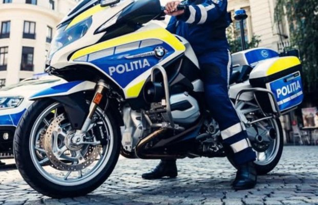 O tânără a fost amendată și s-a ales cu permisul suspendat, după ce a acroşat o motocicletă a Poliţiei Rutiere