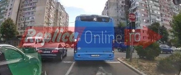 Un șofer CT Bus a uitat, în mijlocul intersecției, regulile de circulație. Video