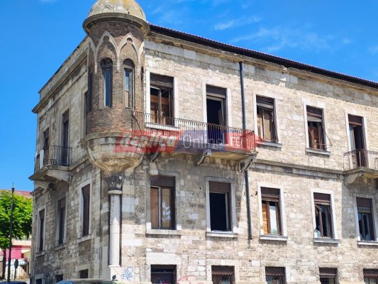 Pe un monument istoric din Zona Peninsulară buruienile cresc... fără să le ude nimeni! Video 