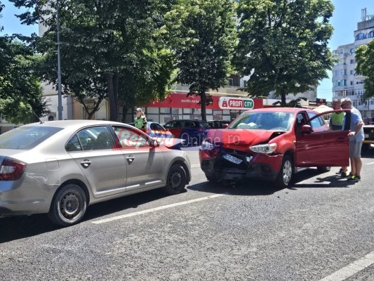Impact frontal între două mașini pe bulevardul Tomis. Video