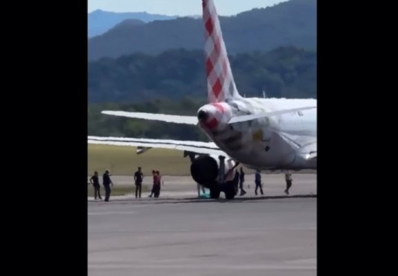 Tragedie! Un bărbat a murit după ce a fost aspirat de motorul unui avion care se pregătea de decolare. Video