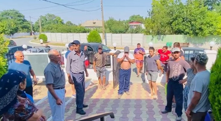 Sătenii din Istria protestează în fața primăriei: acuză primarul și un baron local că fac „învârteli“ cu terenurile!