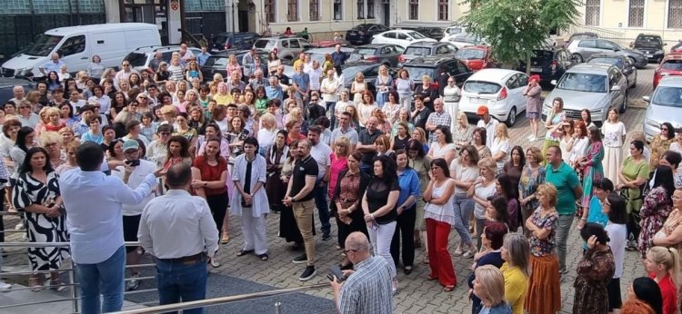Proteste la ușa Parlamentului chiar în ziua în care Guvernul își angajează răspunderea pe austeritate