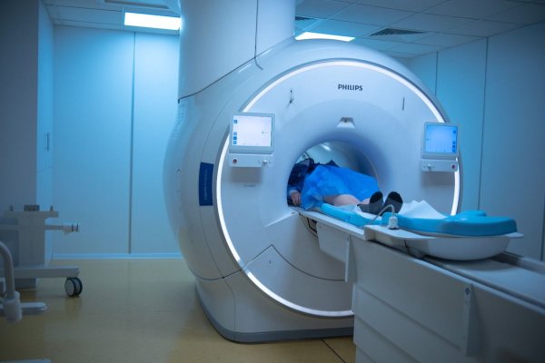Incident horror, la spital. Un bărbat care purta un colier metalic a fost absorbit de un aparat RMN