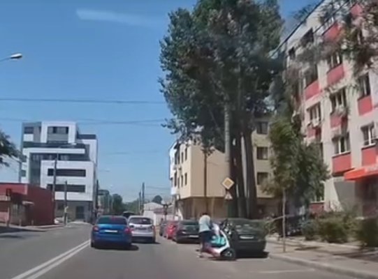 Gură cască pe scuter! Un accident stupid a avut loc ieri, pe Baba Novac! Video