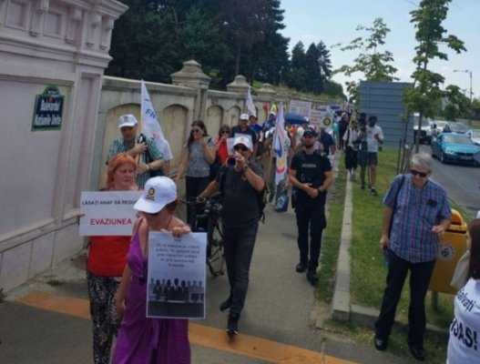 Sindicaliștii protestează la Palatul Parlamentului faţă de măsurile de austeritate impuse de Guvernul Bolojan