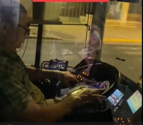 Un șofer CT BUS... în timp ce se uita la meci... mai conducea și autobuzul! Video