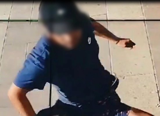 Un bărbat a fost prins de Poliția Locală în timp ce vandaliza o stație de autobuz! Video