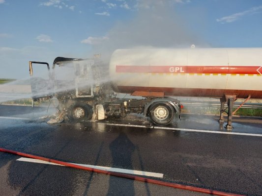 Stare de alertă pe A7, în Buzău: Cabina unui TIR încărcat cu GPL a luat foc