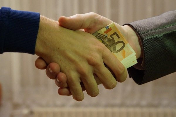 AUR merge la CCR: 'Legea Sportului favorizează traficul de influență'