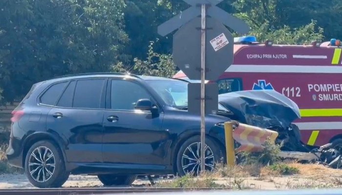Autoturism lovit de tren, în Tuzla! Video