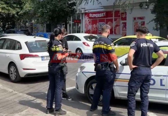 Fiecare cu legea lui! Un tânăr care mergea liniștit pe trotuar, oprit și percheziționat de trei polițiști, în mijlocul străzii. Video