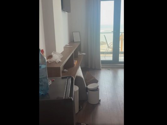 Cei șapte ani de-acasă lasă de dorit! Vezi cum au lăsat niște turiști camera de cazare din Costinești! Video 