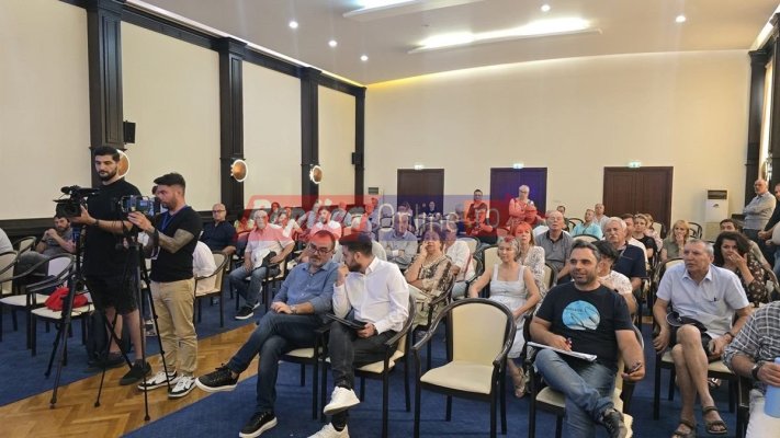 Locuitorii din Palazu Mare vor să-și trăiască, în continuare, viața ca la țară?! Video 