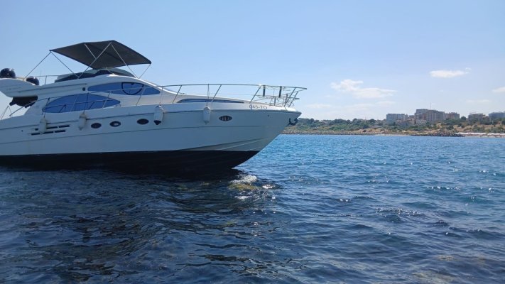 Un yacht a rămas suspendat pe digul submers din dreptul plajei Zoom Beach. Video