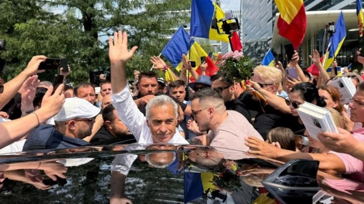 Călin Georgescu, baie de mulțime la Poliție: Românii trebuie să-și revendice suveranitatea