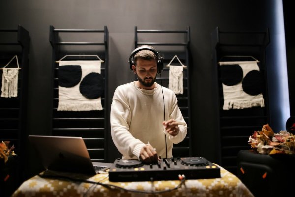 Debut exploziv la Untold 2025! DJ Răzvan Vlad folosește muzica ca pe un portal către vindecare