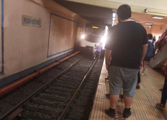 O tânără care a sărit pe șinele de metrou pentru a se sinucide a fost salvată în ultimul moment