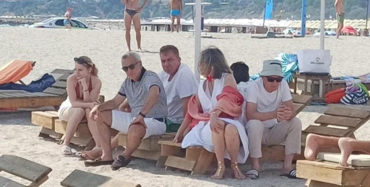 Călin Georgescu, surprins la relaxare pe o plajă din Constanța