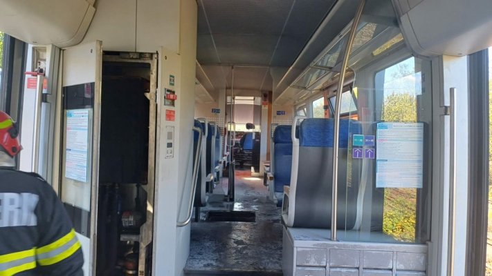 Un vagon plin cu călători a luat foc, în Gara Plopeni